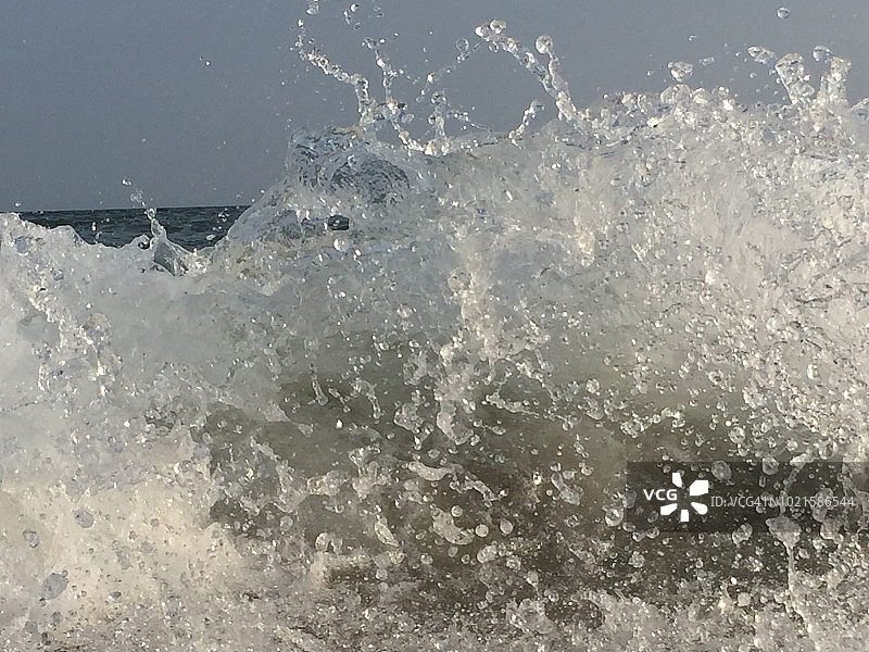在海滩上溅起的海浪的特写图片素材