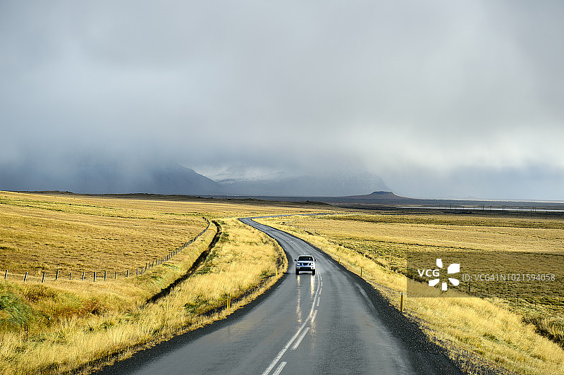 冰岛西部Mýrasýsla蜿蜒的道路和壮观的天空图片素材