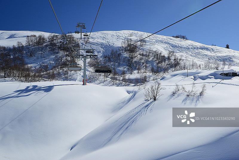 格鲁吉亚高加索山的特特努尔迪滑雪胜地的滑雪缆车图片素材