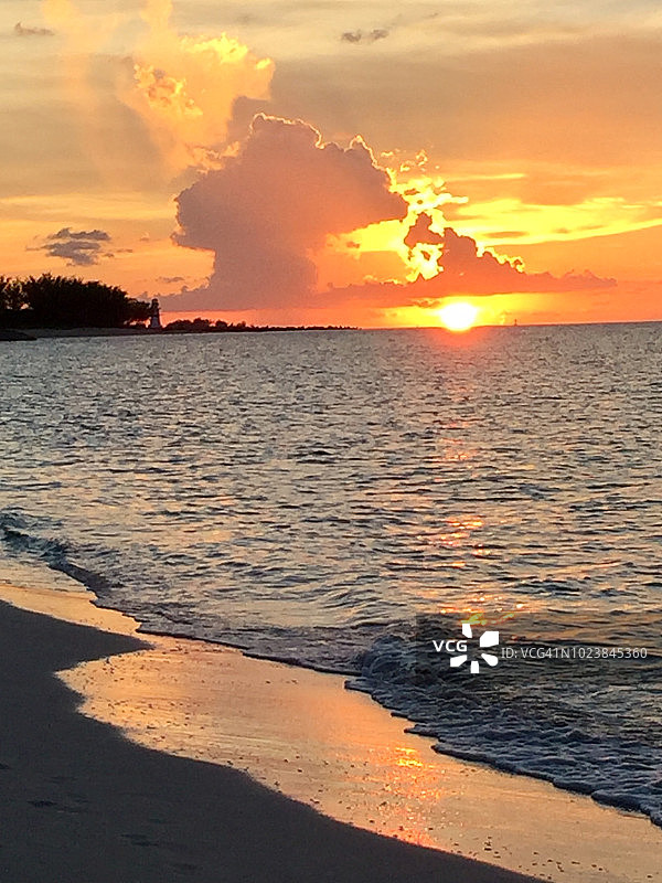 天堂岛，巴哈马:从水的边缘看日落的海洋图片素材