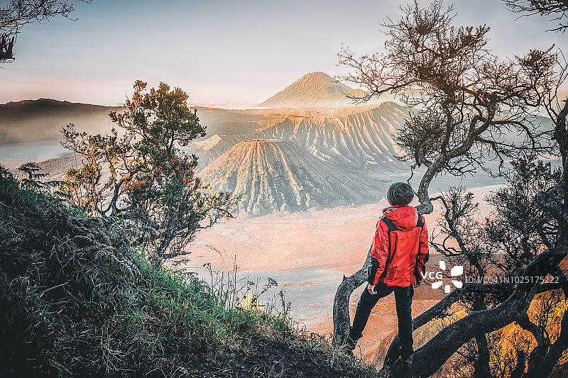 旅行者和日出在火山的Bromo山(Gunung Bromo)，东爪哇，印度尼西亚图片素材