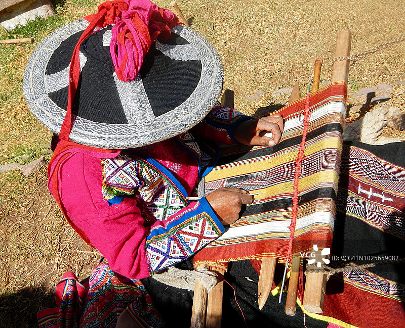 秘鲁女人编织图片素材