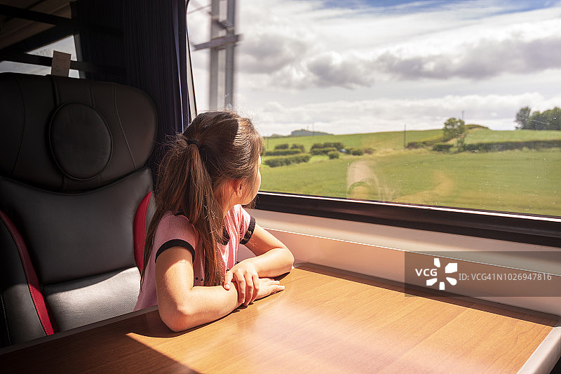 喜欢在英国约克郡乘火车旅行的欧亚女孩图片素材