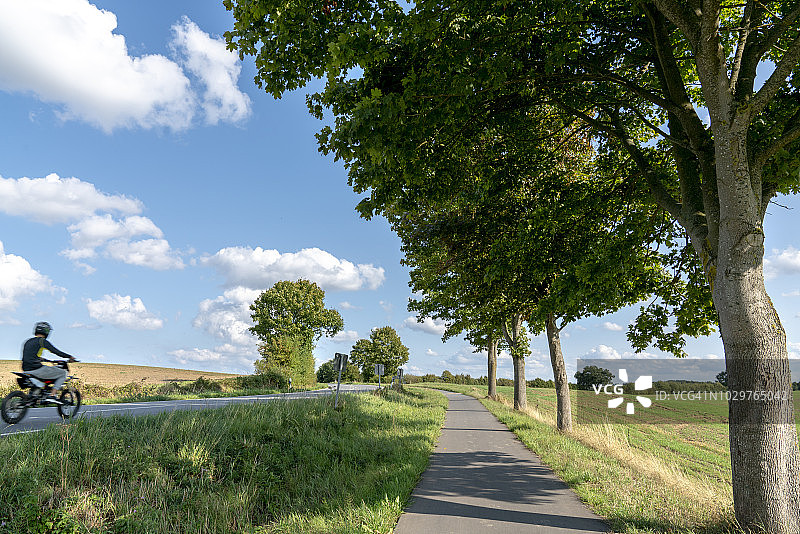 德国石勒苏益格荷尔斯泰因的乡村道路。图片素材