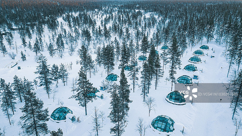 鸟瞰图的玻璃冰屋日出前，卡克斯劳塔宁北极度假村，萨利色尔卡，芬兰图片素材