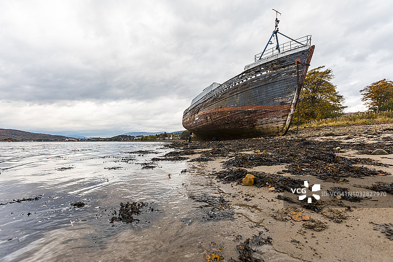 英国，苏格兰，一艘沉船在苏格兰高地的威廉堡附近搁浅图片素材