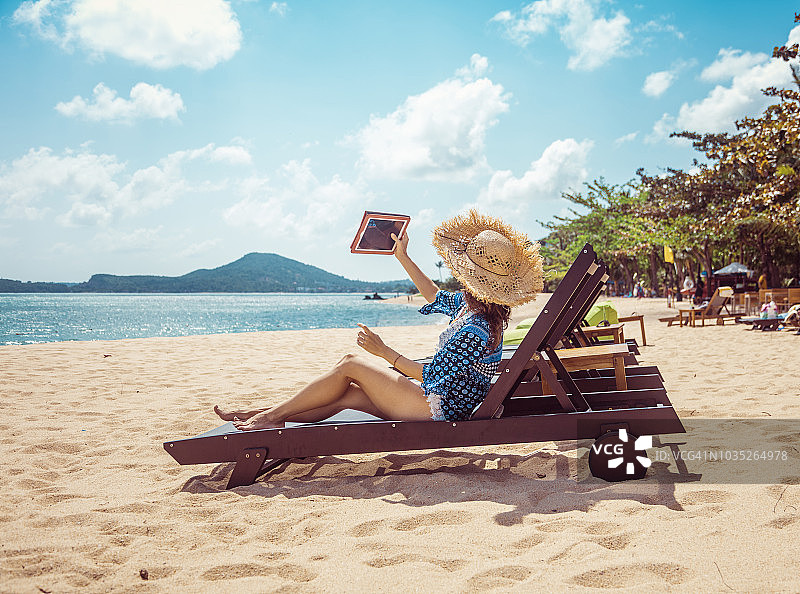 坐在沙滩椅上的女人图片素材