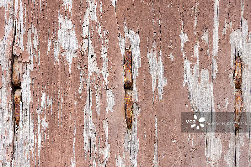 意大利托斯卡纳地区典型的一扇老旧的木制的、脏兮兮的锁着的门图片素材