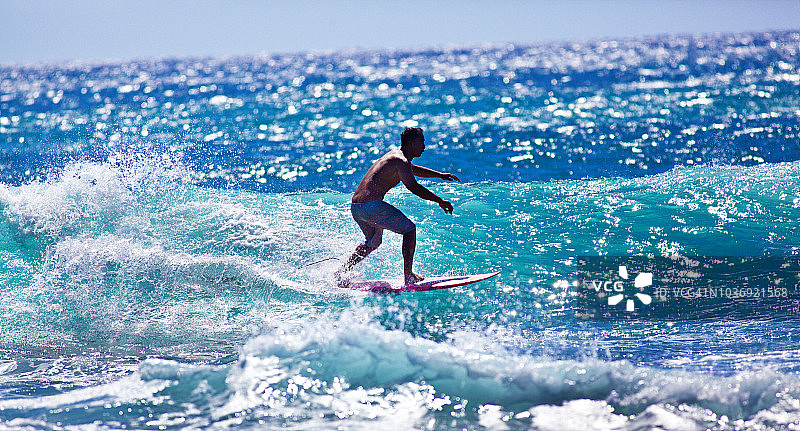 冲浪者在Poipu海滩，考艾岛，夏威夷图片素材