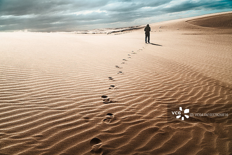人在沙漠中行走的后视镜图片素材