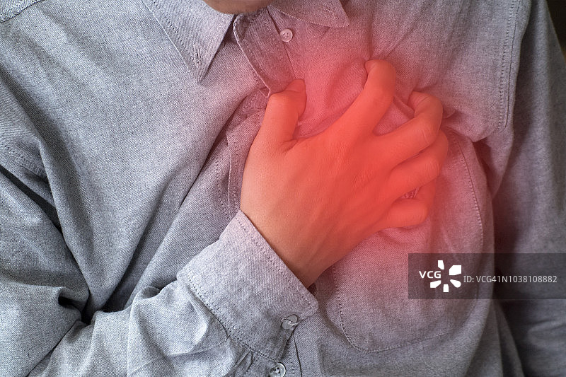 严重心痛，有胸痛、心脏病发作或疼痛痉挛症状的人，以疼痛的表情压迫胸部。图片素材
