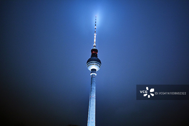 柏林电视塔，柏林Fernsehturm电视塔的夜晚，德国图片素材