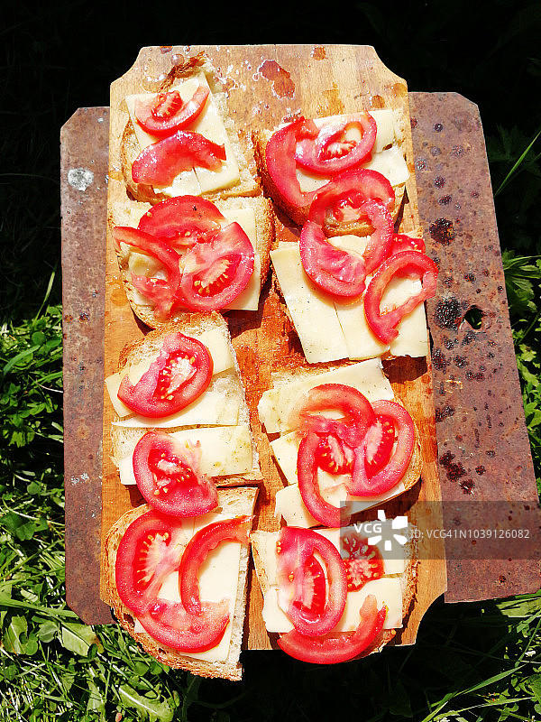奶酪和番茄烤吐司图片素材