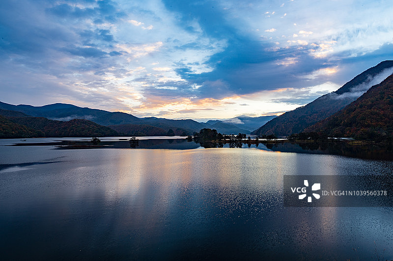 秋本湖的黎明图片素材