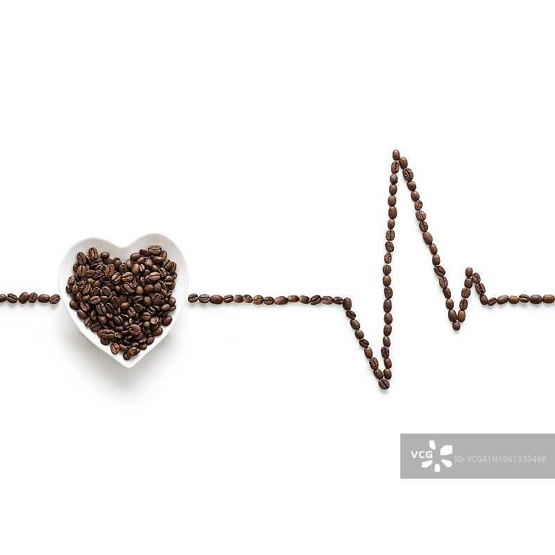 咖啡豆做成心电图线和心脏形状图片素材