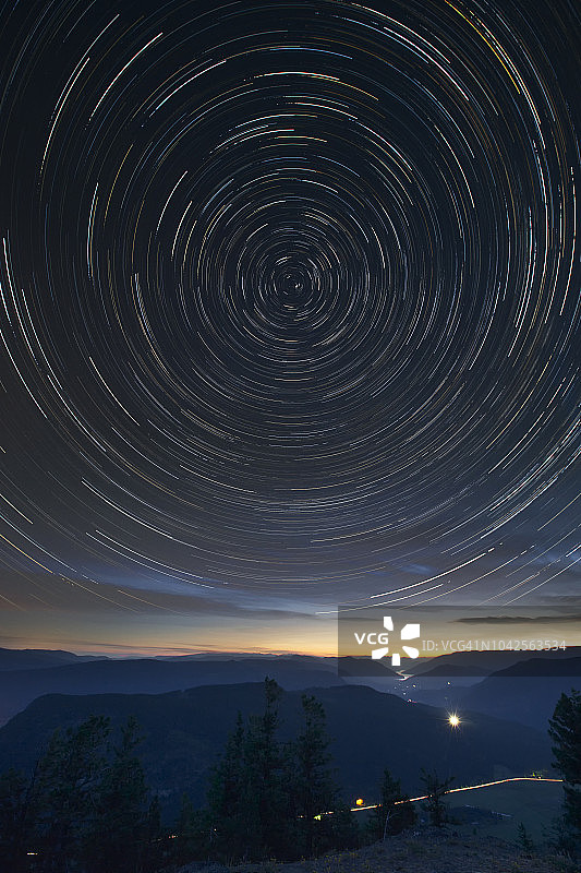 从加拿大不列颠哥伦比亚省内陆的骆驼峰出发的星星轨迹图片素材