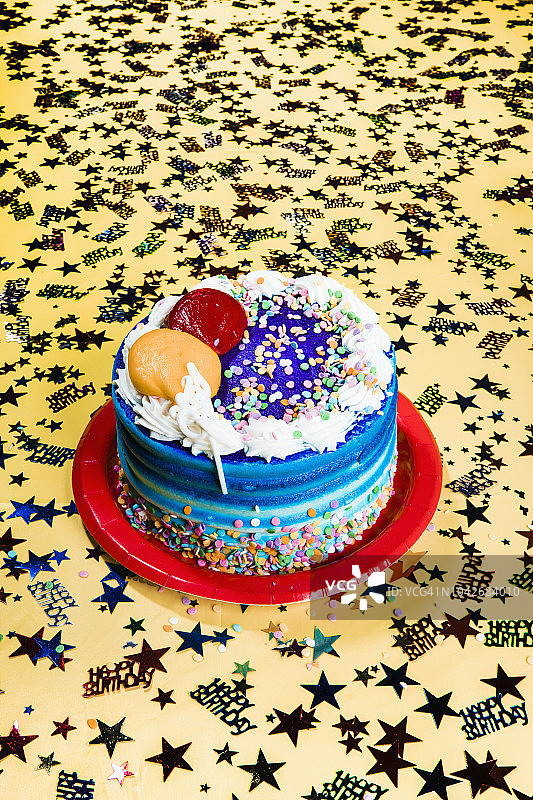 静物生日蛋糕和星星纸屑图片素材