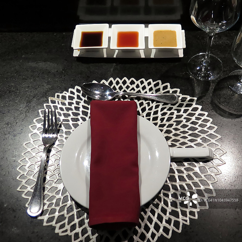 餐桌设置在一个现代亚洲餐厅。图片素材