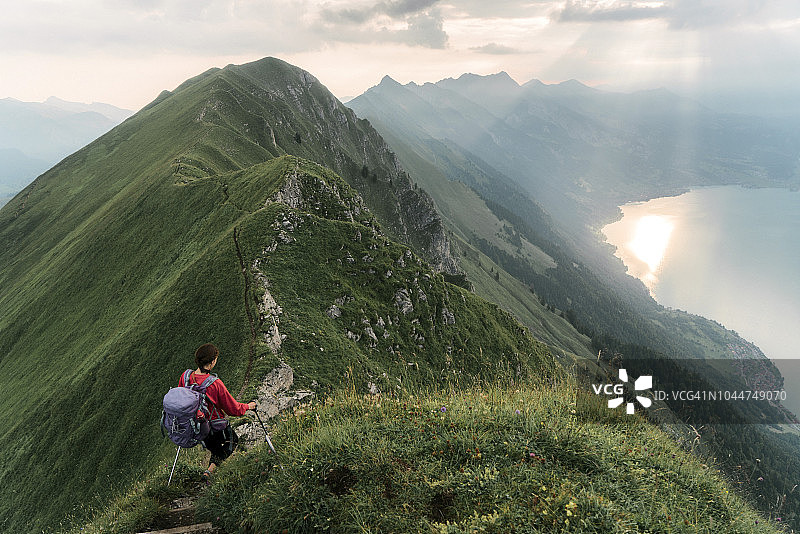 在瑞士阿尔卑斯山脉徒步旅行的女人图片素材