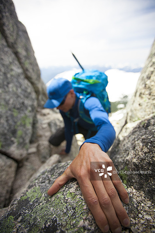 照片中的男性背包客攀登针峰，希望，加拿大不列颠哥伦比亚省图片素材