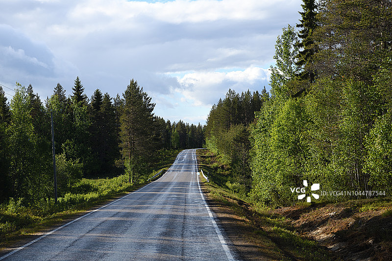 通往Oijärvi的乡村公路，芬兰图片素材