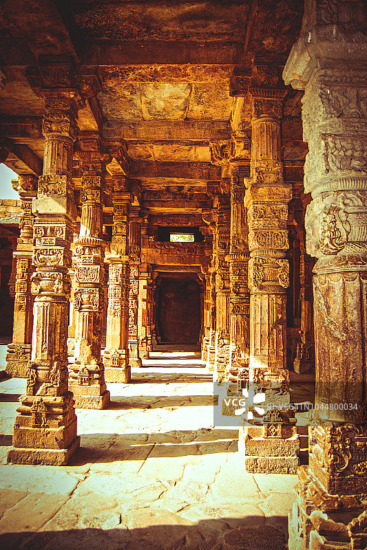 雕刻的柱子- Qutub Minar，新德里，印度图片素材