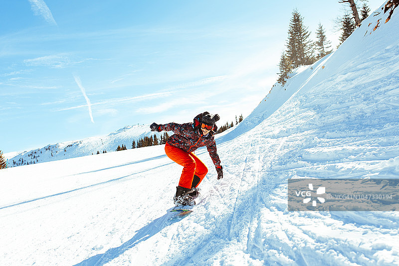 女滑雪板在滑雪道上有乐趣图片素材