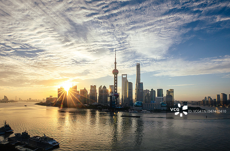 日出时分的上海地标图片素材