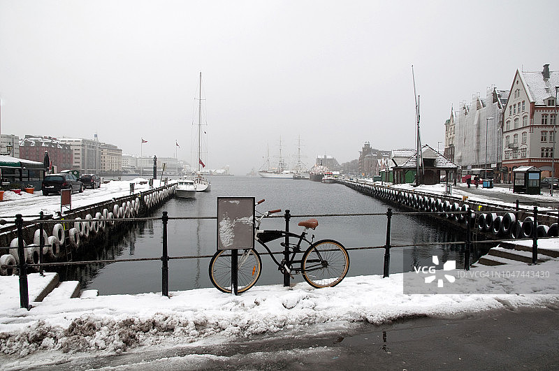 一辆自行车在卑尔根码头的街道，挪威西部图片素材