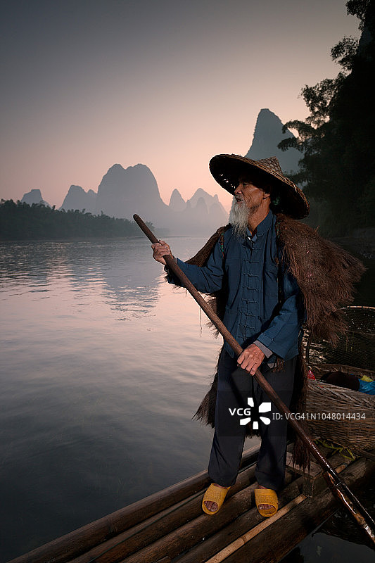 中国桂林附近漓江竹筏上的渔民图片素材
