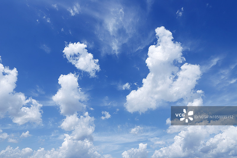 低角度查看多云的蓝天图片素材