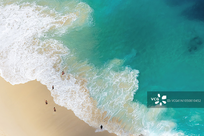 鸟瞰图的绿松石水和海滩在努沙佩尼达岛图片素材