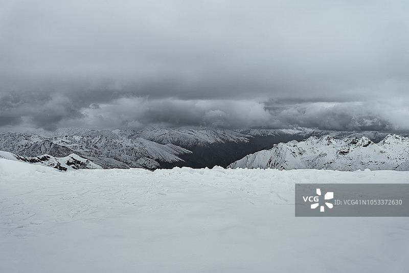 白雪皑皑的山峰图片素材