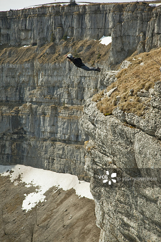 翼装飞行员从山崖上起飞图片素材