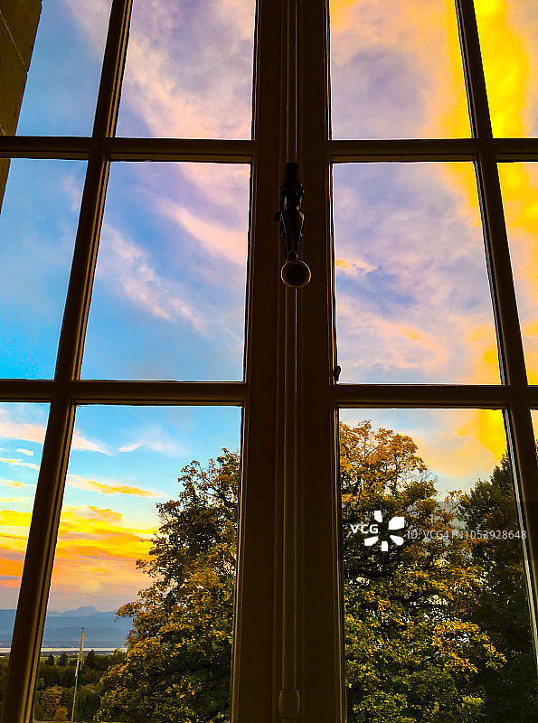 窗户与树在日落图片素材