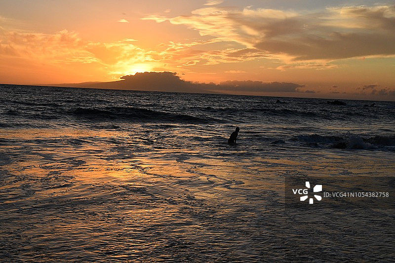 夏威夷群岛海滩上的最后一缕阳光图片素材