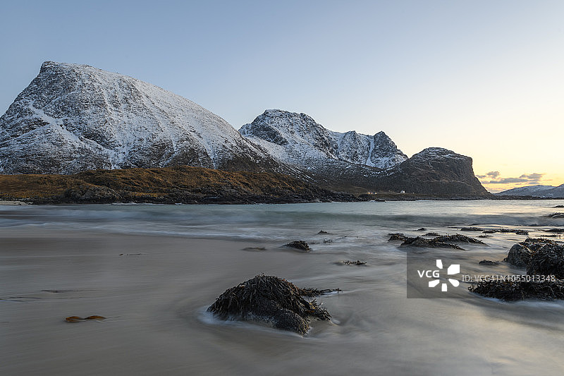冬天，挪威北部Vesteralen群岛霍夫登海滩上的日落图片素材