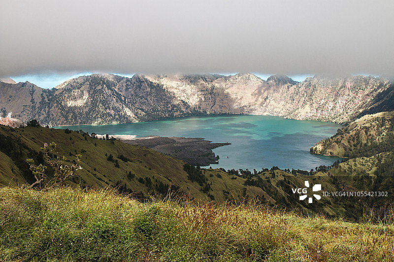 印度尼西亚龙目岛林贾尼火山群的塞加拉阿纳克湖图片素材