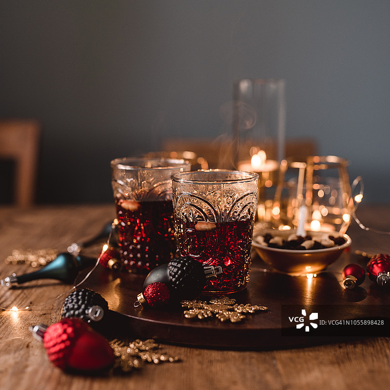圣诞装饰品和glögg热葡萄酒图片素材