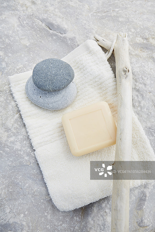 肥皂、毛巾、木棒、鹅卵石的高角度视图，象征天然美容产品图片素材