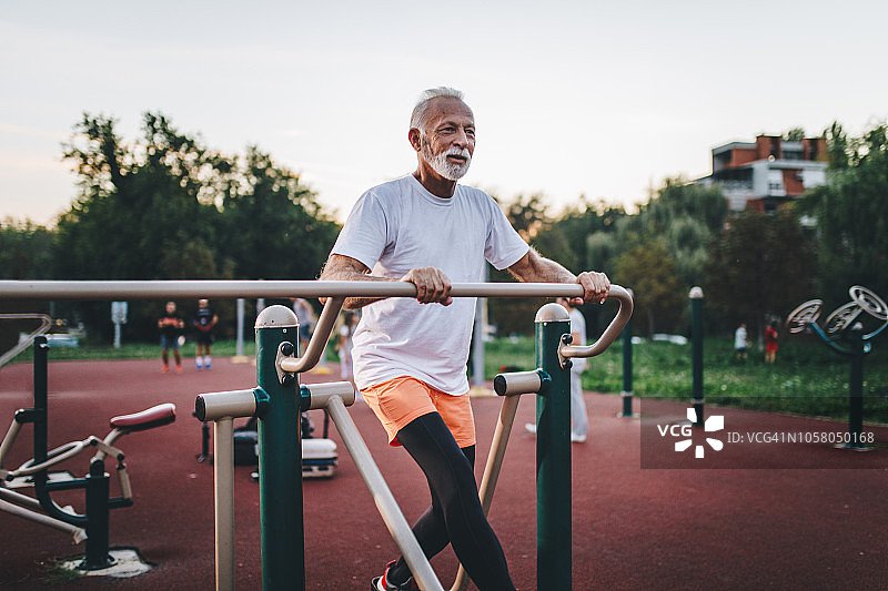 愉快的运动老年人户外锻炼图片素材