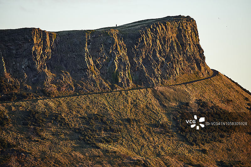爱丁堡荷里路德公园日落时戏剧性的索尔兹伯里峭壁图片素材