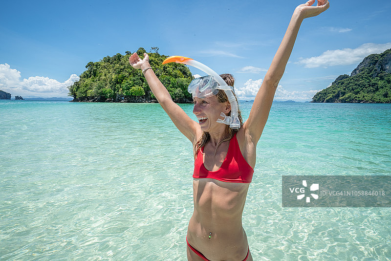 快乐的年轻女人在海滩度假探索热带岛屿图片素材