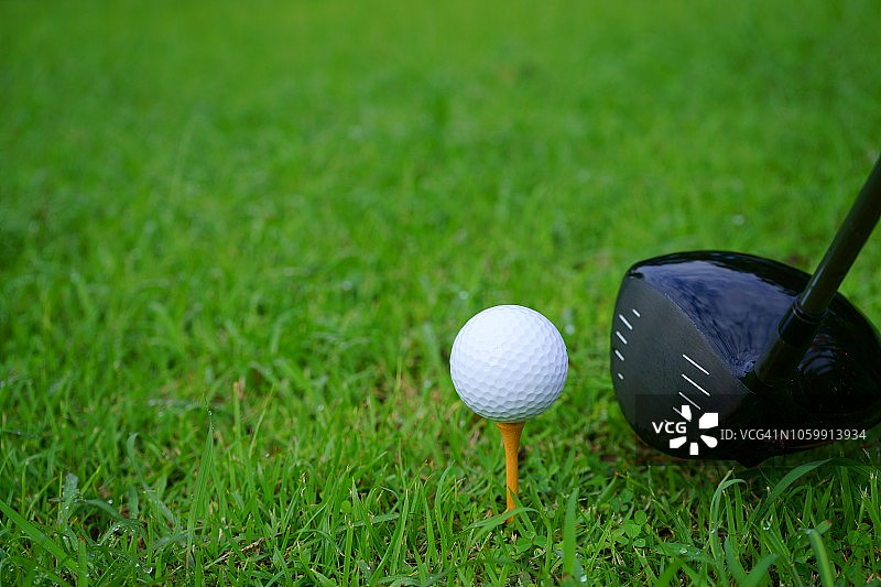 高尔夫球和球与黄金课程背景准备开球，复制空间图片素材