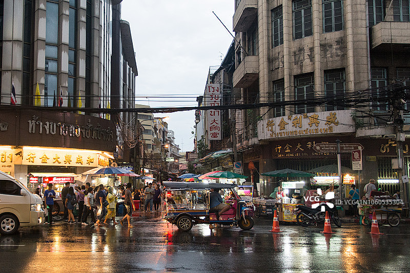 日落时分，曼谷唐人街区的人群和交通状况图片素材