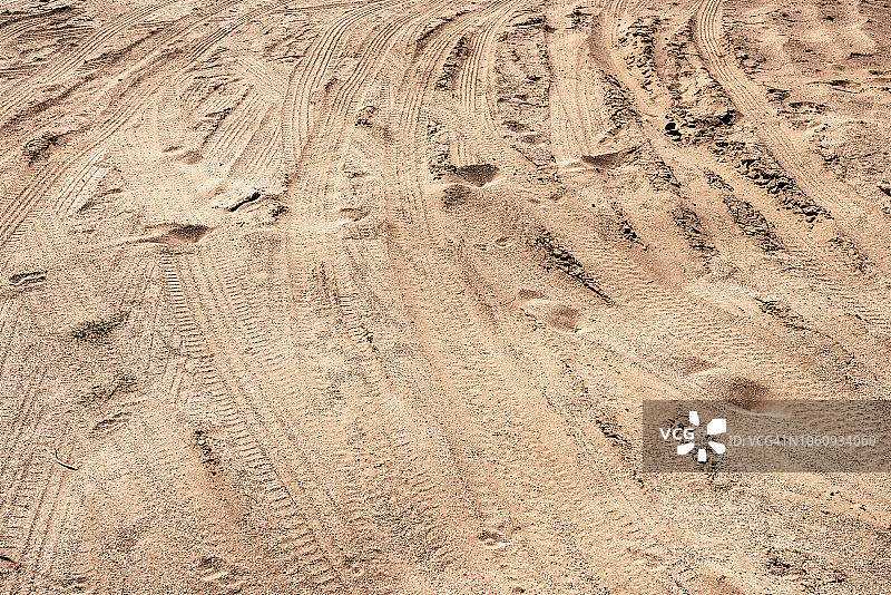 沙地上有汽车的痕迹图片素材