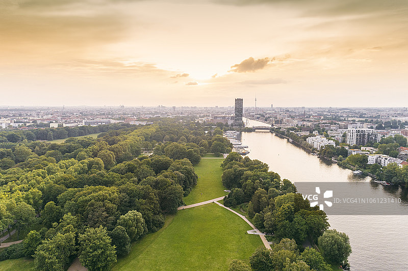 以城市天际线为背景的柏林Treptower公园，德国柏林图片素材