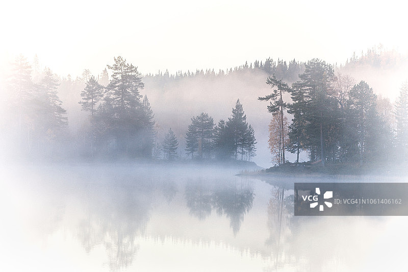 挪威德拉曼的雾蒙蒙的早晨图片素材