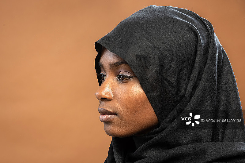 年轻的穆斯林黑人妇女图片素材