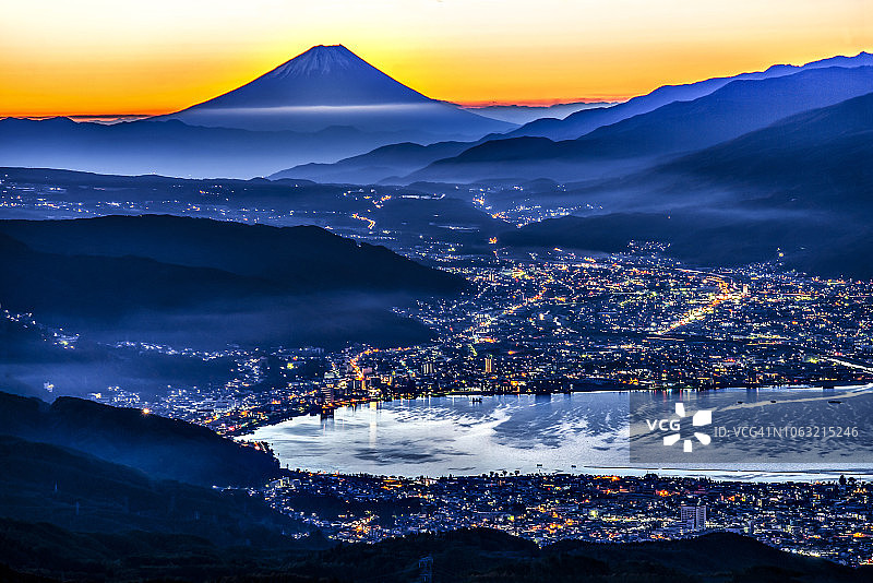 日本长野，富士山和须和湖的晨雾在秋天的黄昏时间图片素材